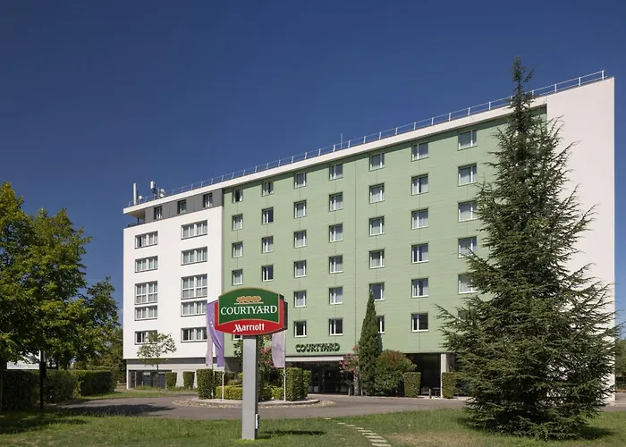 Courtyard By Marriott Airport