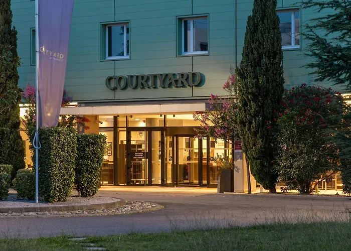 Courtyard By Marriott Airport