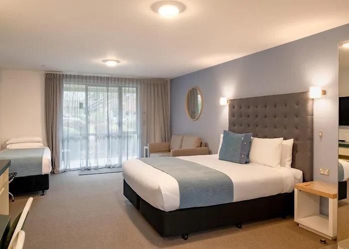 Colonial Manor Motel