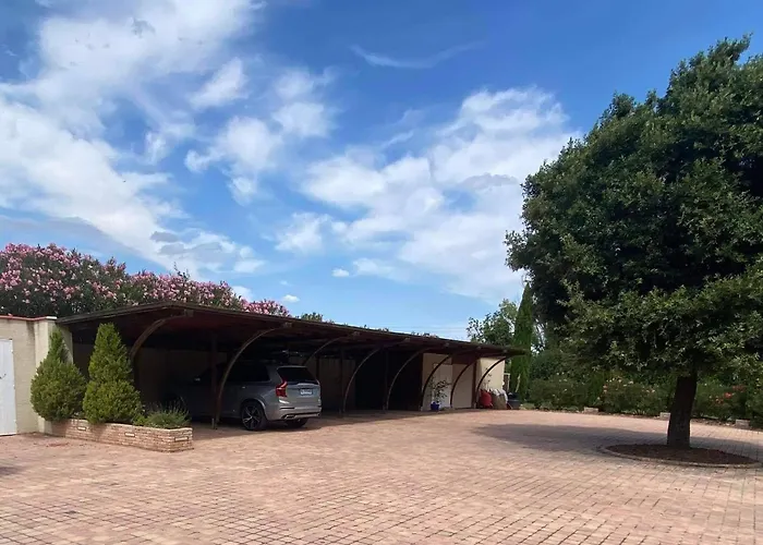 MAS TRAMONTANE ancien mas agricole avec chambres d'hôtes, studio, parc arboré, piscine et sa vue face au Canigou