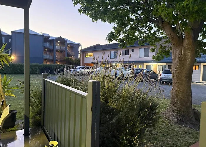 Lakeside Motel Waterfront