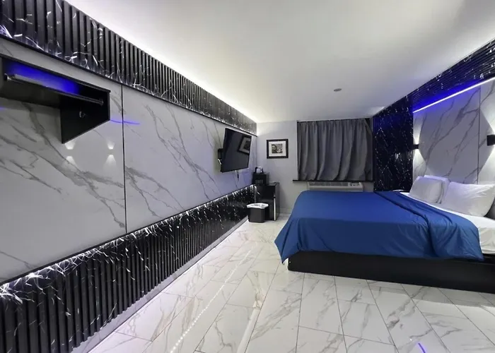 Umbrella Hotel Brooklyn - Newly Renovated