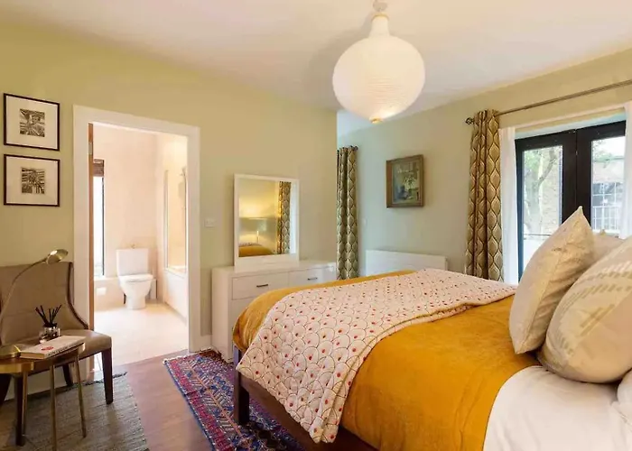 Spectacular 2 Bedroom Apartment With Sunny Garden & Terrace