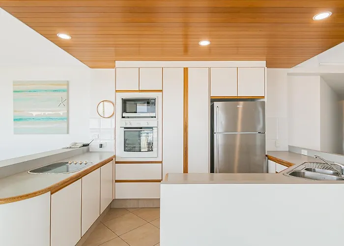 Oceanside Resort - Absolute Beachfront Apartments
