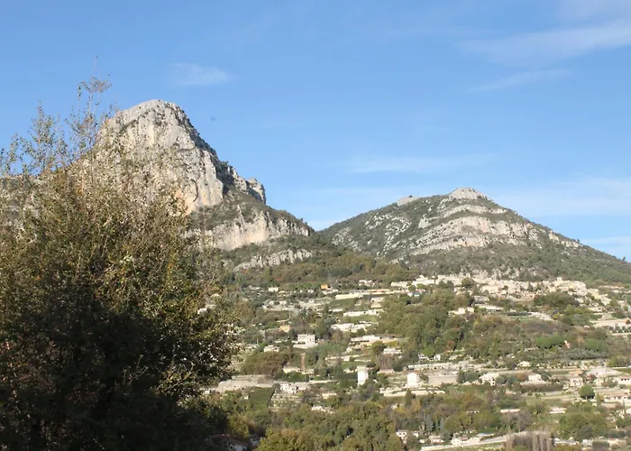 Au Pied Des Baous