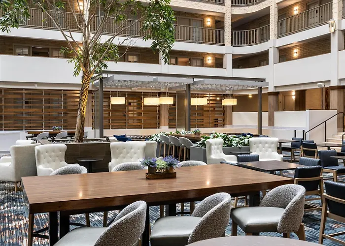 Embassy Suites By Hilton /Minneapolis