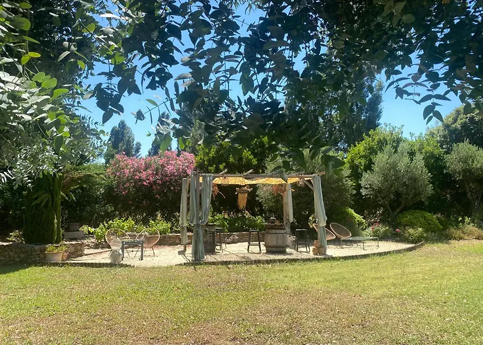 MAS TRAMONTANE ancien mas agricole avec chambres d'hôtes, studio, parc arboré, piscine et sa vue face au Canigou Ille-sur-Têt