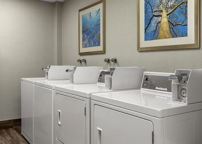Hampton Inn & Suites Montreal-
