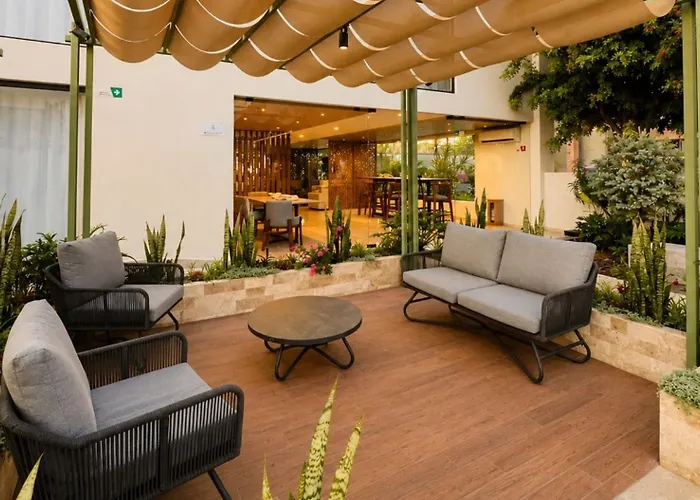 La Posada Hotel y Suites