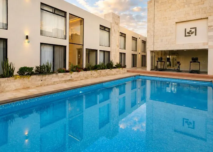 La Posada Hotel y Suites