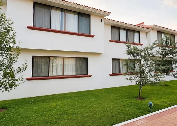 La Posada Hotel y Suites