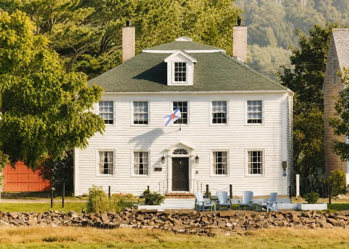 Bailey House Inn - Georgian Waterfront Retreat