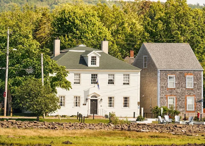 Bailey House Inn - Georgian Waterfront Retreat