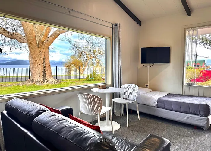 Jack & Di'S Lakefront Motel