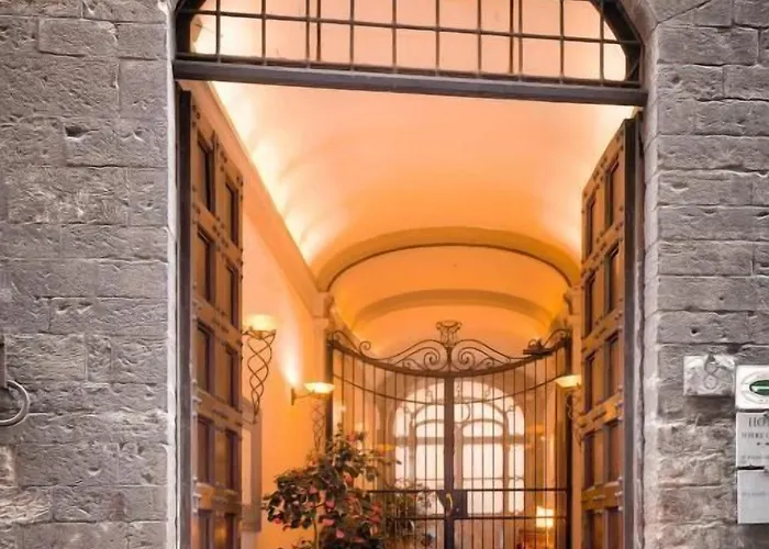 Torre Guelfa Palazzo Acciaiuoli