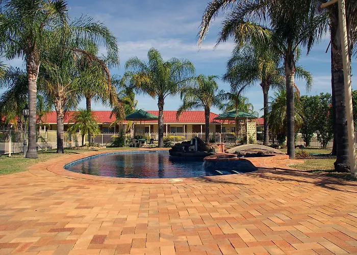 Pines Country Club Motor Inn