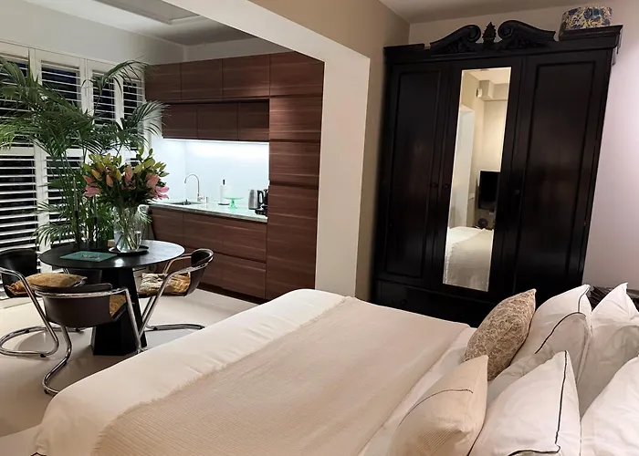 B&B Urban Oasis With Free Parking