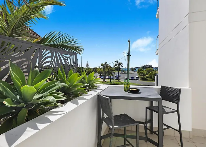 Aqualine Apartments On The Broadwater
