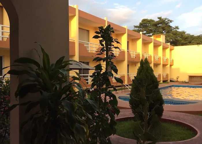 Hotel La Media Luna Inn