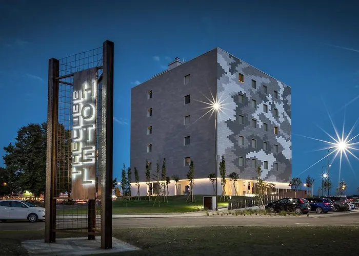 Hotel The Cube