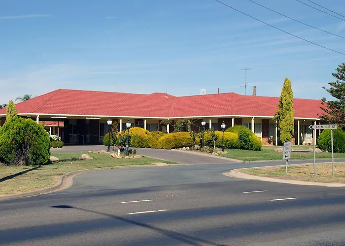 Pines Country Club Motor Inn