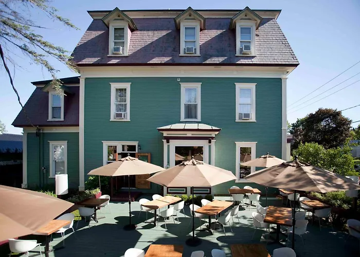Le Pleasant Hotel & Cafe